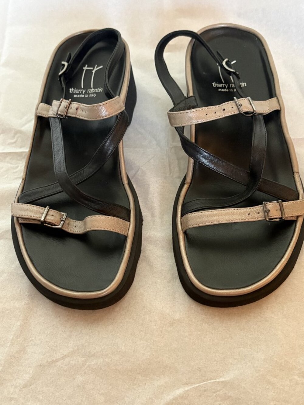 NWOB THIERRY RABOTIN WAVE PEARLIZED TAUPE BLACK LEATHER SANDALS SIZE: 6